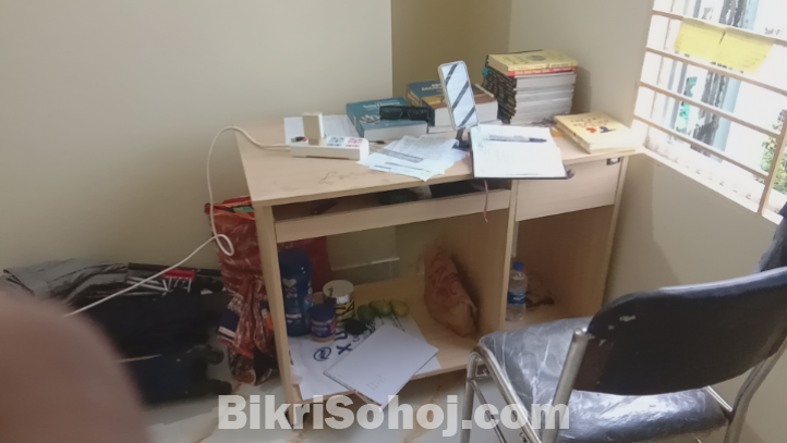 পড়ার টেবিল বা কম্পিউটার টেবিল